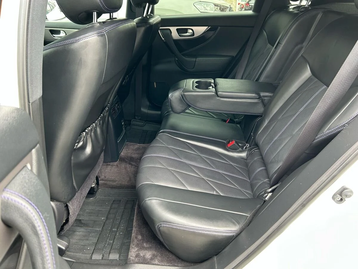 Infiniti QX70