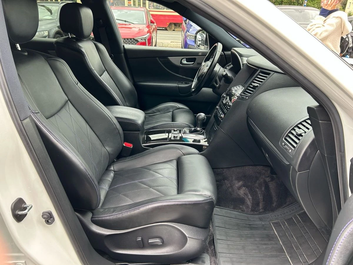 Infiniti QX70