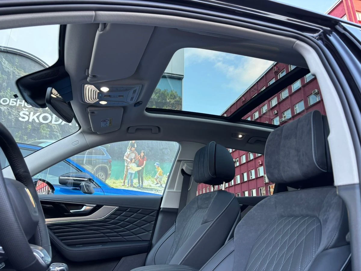 Hongqi HS5