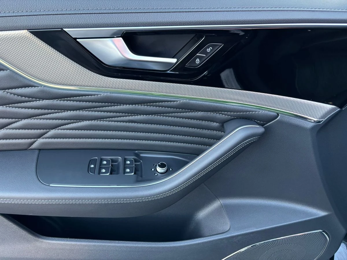 Hongqi HS5