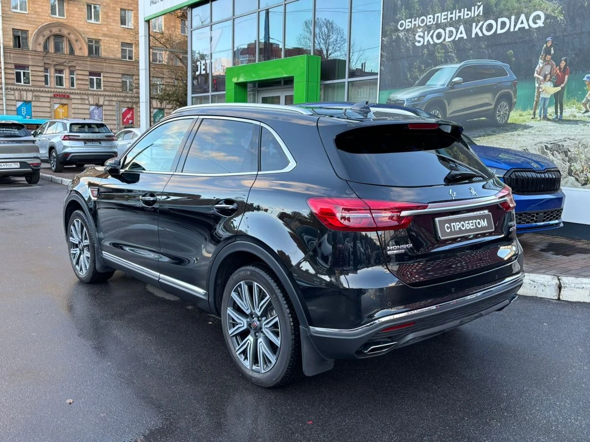 Hongqi HS5