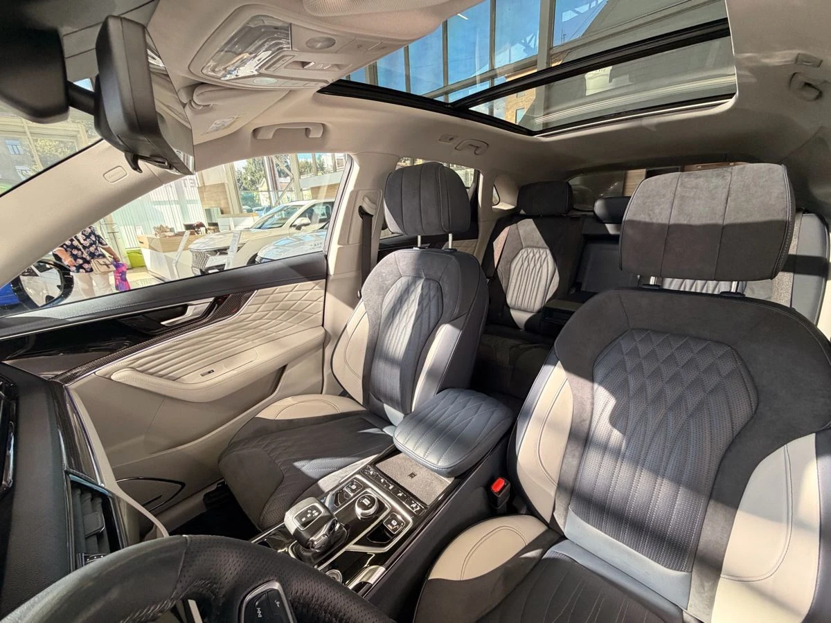 Hongqi HS5
