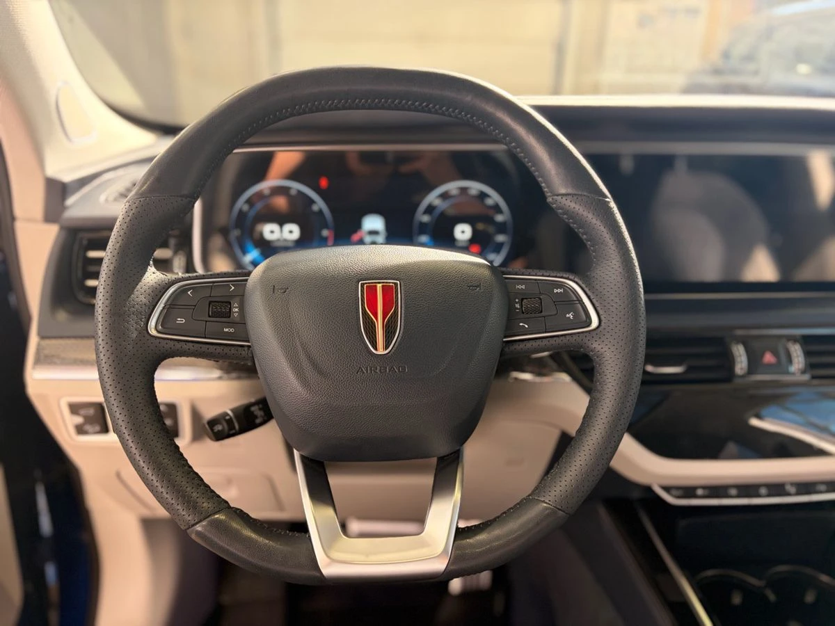 Hongqi HS5
