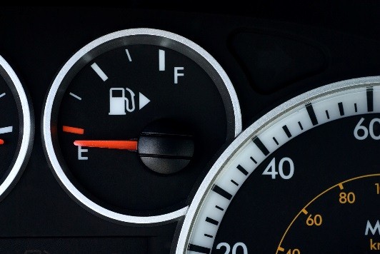 Где находится подсказка, с какой стороны бензобак в автомобиле?